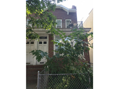 Great investment property - both units in home vacant. Separate - photo 1