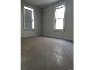 Great investment property - both units in home vacant. Separate - photo 9