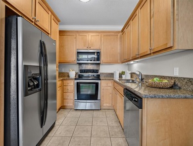 Beautifully refreshed sunny ground-floor end unit condominium in - photo 13