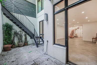 Introducing a Stunning Modern Duplex Condo in the Heart of Crown - photo 31