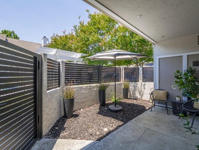 Beautifully refreshed sunny ground-floor end unit condominium in - photo 34