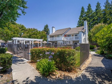 Beautifully refreshed sunny ground-floor end unit condominium in - photo 44