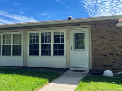 Lovely one bedroom condo in a pretty location. Sunroom wall was - photo 2