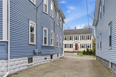 Private second-floor residence in the secluded building at 48 - photo 3