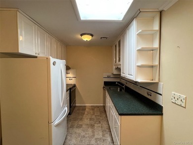 Lovely one bedroom condo in a pretty location. Sunroom wall was - photo 8