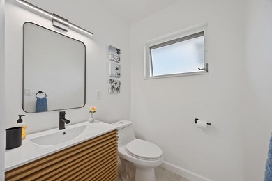Welcome to this absolutely immaculate, furnished 1 bedroom 1 1/2 - photo 2