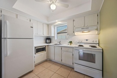 Welcome to this absolutely immaculate, furnished 1 bedroom 1 1/2 - photo 8