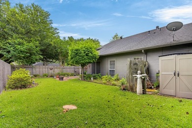 Two story gem in Kings Crossing. Large primary bedroom with walk - photo 33