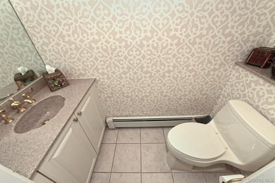 Welcome to this beautifully maintained 5 bedroom, 3 1/2 bath - photo 7