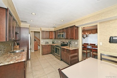 Welcome to this beautifully maintained 5 bedroom, 3 1/2 bath - photo 10