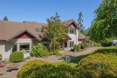 Experience luxury Southern Oregon living at this private, gated - photo 3