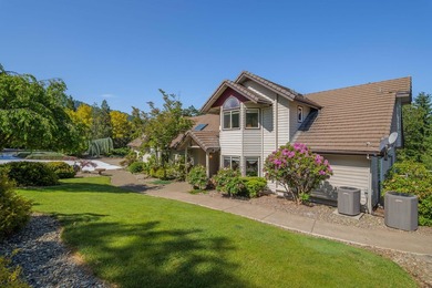 Experience luxury Southern Oregon living at this private, gated - photo 4
