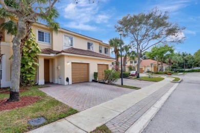 Lake Townhome/Townhouse For Sale in Oakland Park, Florida