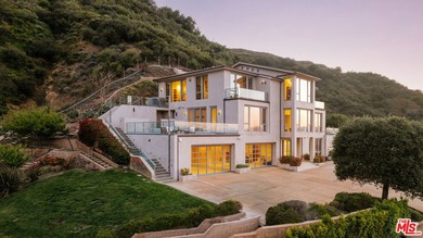 Perched on a private promontory deep within the Santa Monica - photo 2