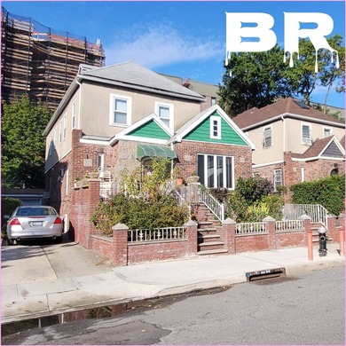 Located in the exclusive and prestigious neighborhood of - photo 3