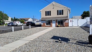 Exquisitely maintained multi-use property in Toms River. Fully - photo 1