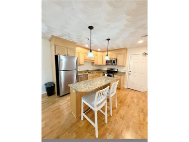 Move right in to this pristine condo located in the heart of - photo 2