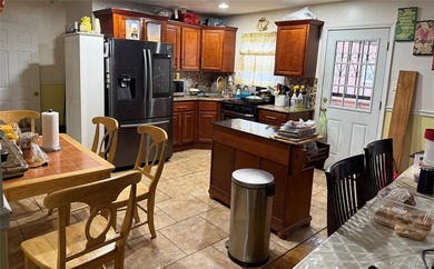 Welcome to this beautifully maintained one-dwelling home having - photo 4