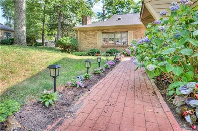The lovely Pine Glen condo development is conveniently located - photo 6