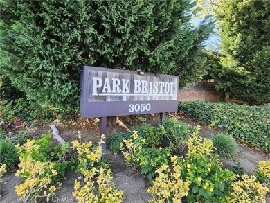 This top-floor end-unit townhome offers a spacious living room - photo 16