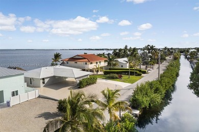 Beautiful Waterfront Ocean & Canal property 3BD/2BA concrete - photo 2