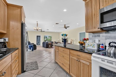 3 Bedroom 2 1/2 bath single family home. Vaulted ceilings - photo 22