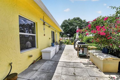 3 Bedroom 2 1/2 bath single family home. Vaulted ceilings - photo 44