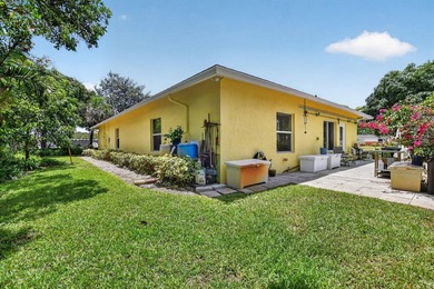 3 Bedroom 2 1/2 bath single family home. Vaulted ceilings - photo 46