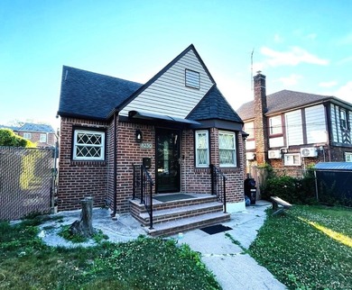 Four-bedroom, 1.5-bath brick Colonial in a prime location just - photo 2