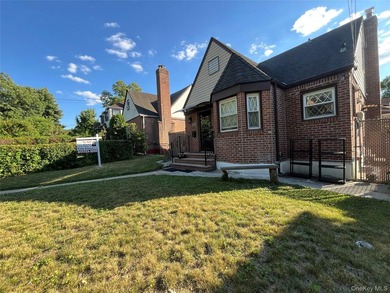 Four-bedroom, 1.5-bath brick Colonial in a prime location just - photo 3