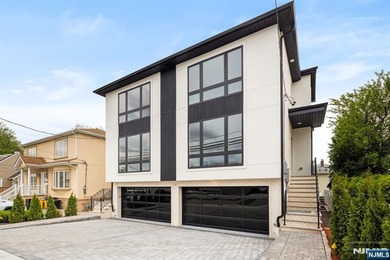 Stunning modern new construction new foundation unit in the - photo 3