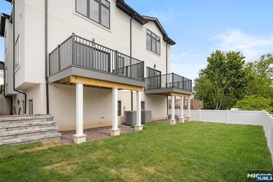 Stunning modern new construction new foundation unit in the - photo 4