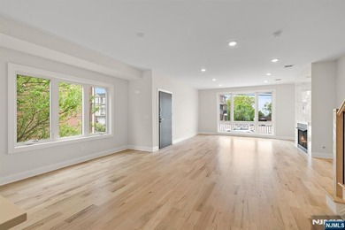 Stunning modern new construction new foundation unit in the - photo 8