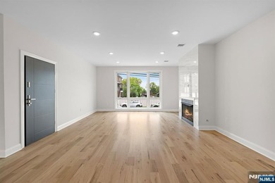 Stunning modern new construction new foundation unit in the - photo 9