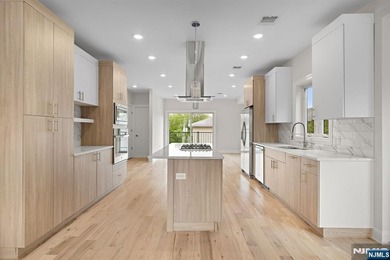 Stunning modern new construction new foundation unit in the - photo 10