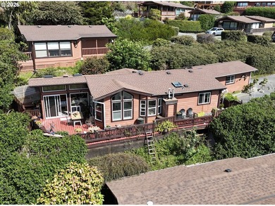 Ocean views. Vaulted ceilingspletely updated. Ready to rent or - photo 1