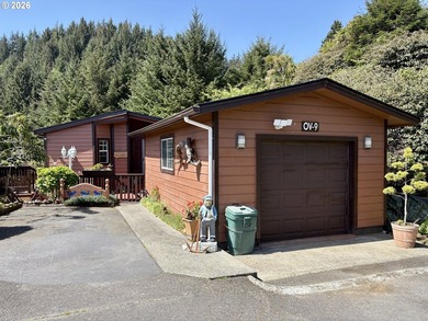 Ocean views. Vaulted ceilingspletely updated. Ready to rent or - photo 3
