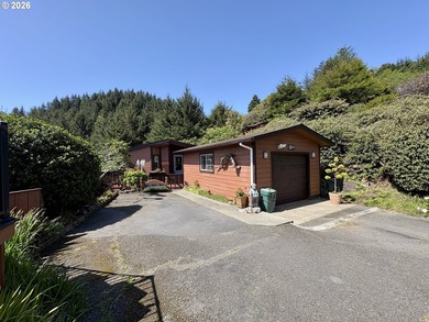 Ocean views. Vaulted ceilingspletely updated. Ready to rent or - photo 4