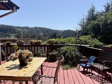 Ocean views. Vaulted ceilingspletely updated. Ready to rent or - photo 7