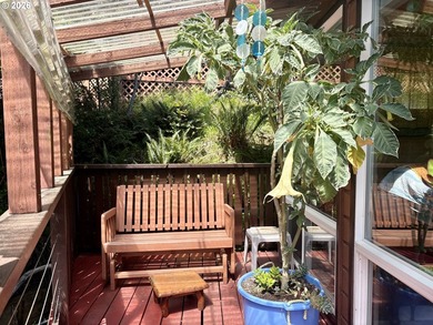 Ocean views. Vaulted ceilingspletely updated. Ready to rent or - photo 9