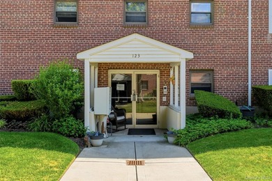 Move right in to this beautifully updated, meticulously finished - photo 2