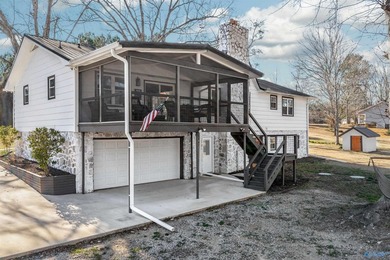 Waterfront living at its best! This newly renovated one-story - photo 3