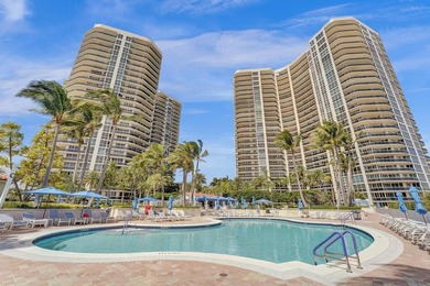Beautifully Renovated wrap-around condo features 3BR, 2.5BA with - photo 34