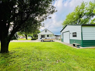 Nice, 3 Bedroom / 2 Bath House & 20ft x 25ft Detached Garage on - photo 11
