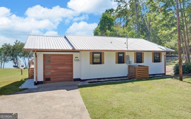 Lake Home For Sale in Hartwell, Georgia