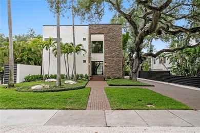 An entertainer's dream in the heart of South Tampa. Tucked away - photo 3
