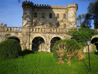 Exclusive 182-hectare estate near Assisi, featuring Palazzo - photo 1