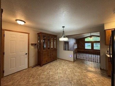 Location is key with this impeccably maintained 3 bed 2 bath - photo 6