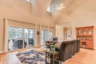 This exceptional three-bedroom, three-bathroom residence - photo 12