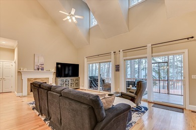 This exceptional three-bedroom, three-bathroom residence - photo 13
